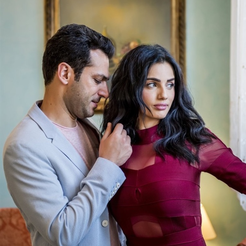 مراد يلدريم ينشر صورة جديدة مع زوجته