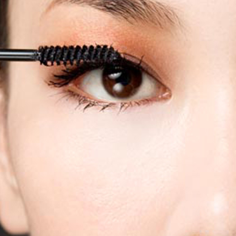 تعلّمي الطرق الصحيحة لمسك فرشاه الماسكارا