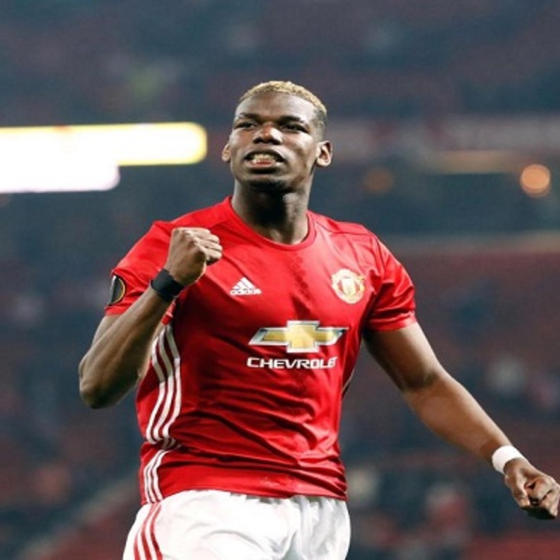 رواد مواقع التواصل تداولوا صور بوجبا في ملابس الإحرام 