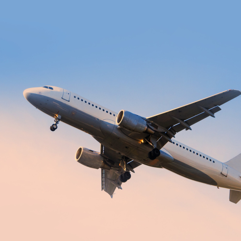 طفل صيني يصل دبي تهريبا بين حقائب الطائرة