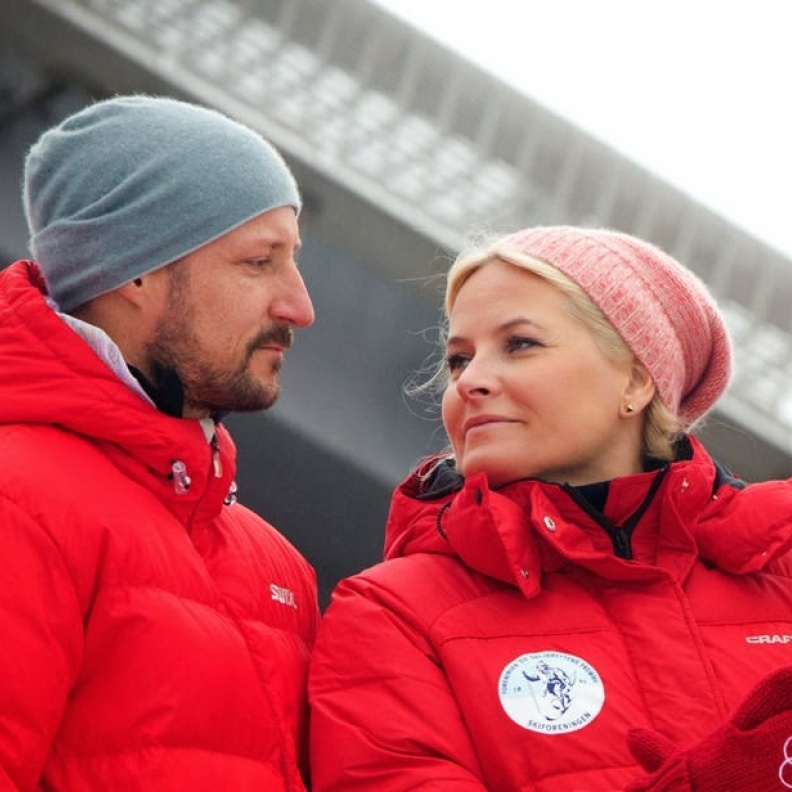 قلوب دافئة فوق ثلوج أوروبا... الأميرة ميتي والأمير هاكون ولحظات رومانسية