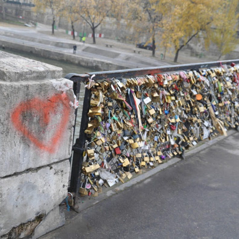 باريس تحرم العشاق من الأقفال !