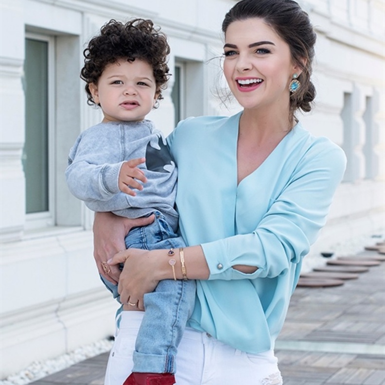 بيلين كارهان وابنها علي 