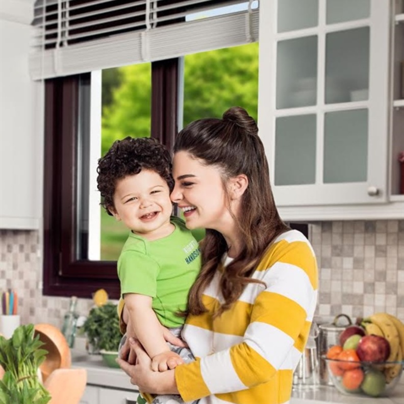 بيلين كارهان وابنها