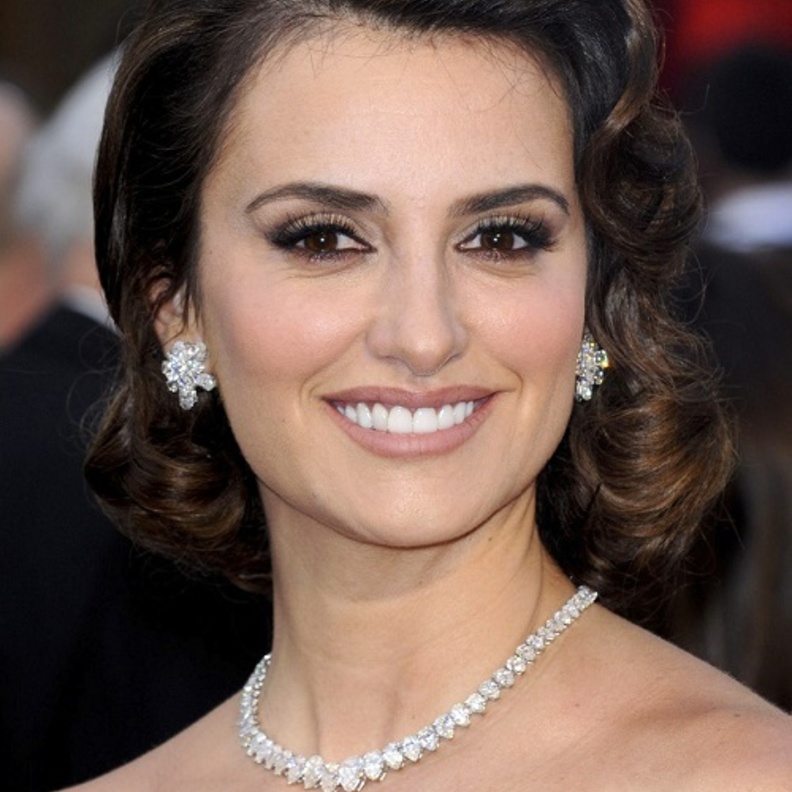 بينلوبي كروز ترتدي طقم الماس شوبارد في حفل اوسكار 2012