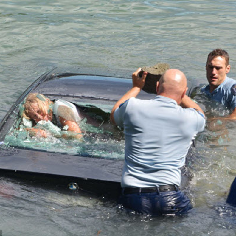 بالفيديو: ذكاء شرطي ينقذ امرأة من الموت