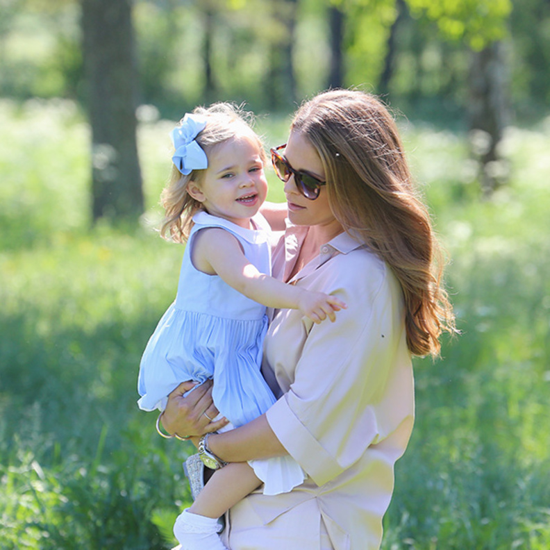 مادلين تحمل ابنتها