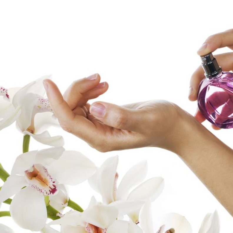 أي عطر ستنتقين لوالدتك في عيدها؟