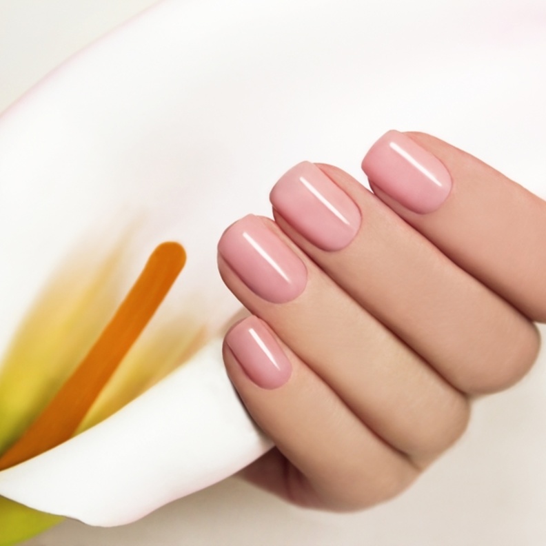 هكذا تطبّقبن الطلاء الفاتح علی أظافرك