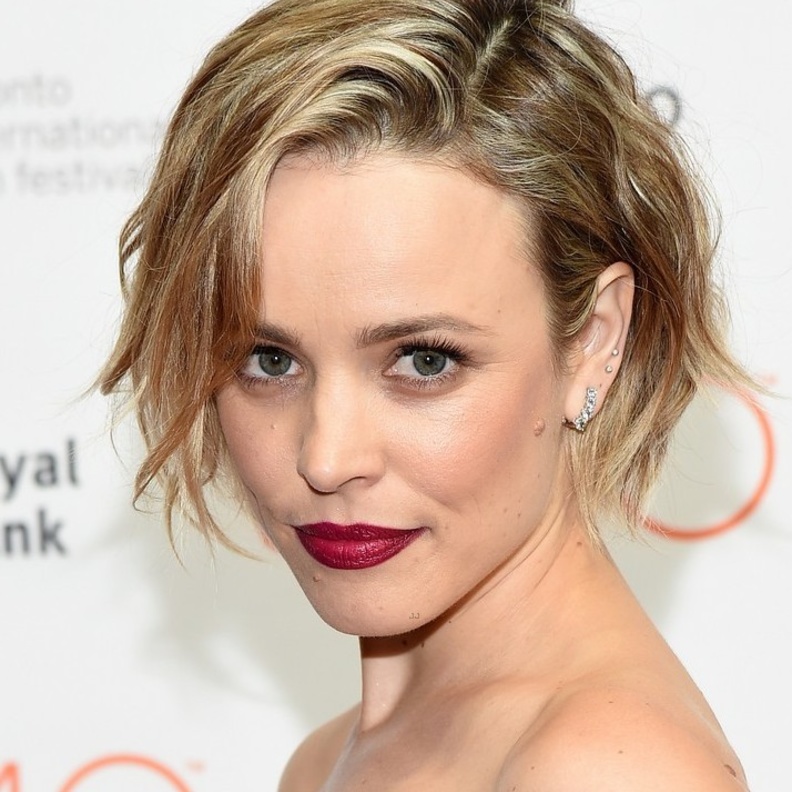 رايتشيل ماك أدامز بتسريحة شعر بسيطة