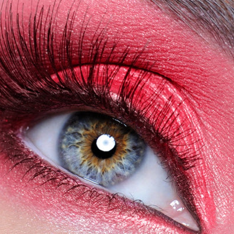 هل تجرؤين على وضع الظلال الحمراء؟