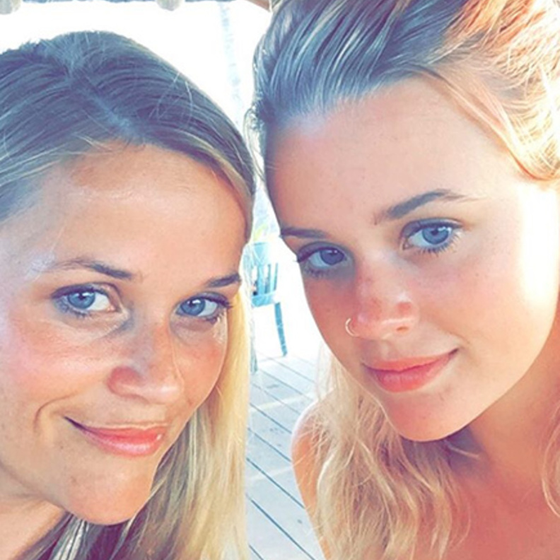 ريز ويزرسبون تثير جمهورها بصورة مع ابنتها