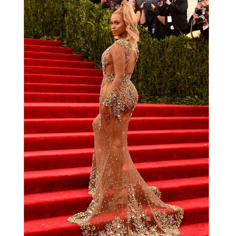بيونسيه في فستان من الترتر البراق اختاتره من بيتر دندس عام ٢٠١٧