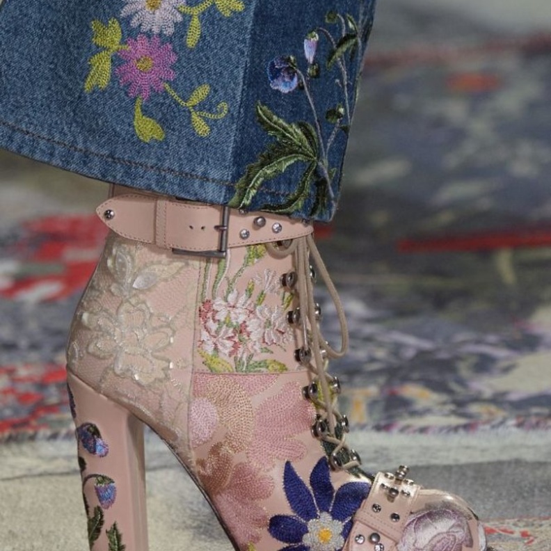 أحذية الـAnkle Boots بطبعات الورود الناعمة من توقيع الكسندر ماكوين Alexander McQueen