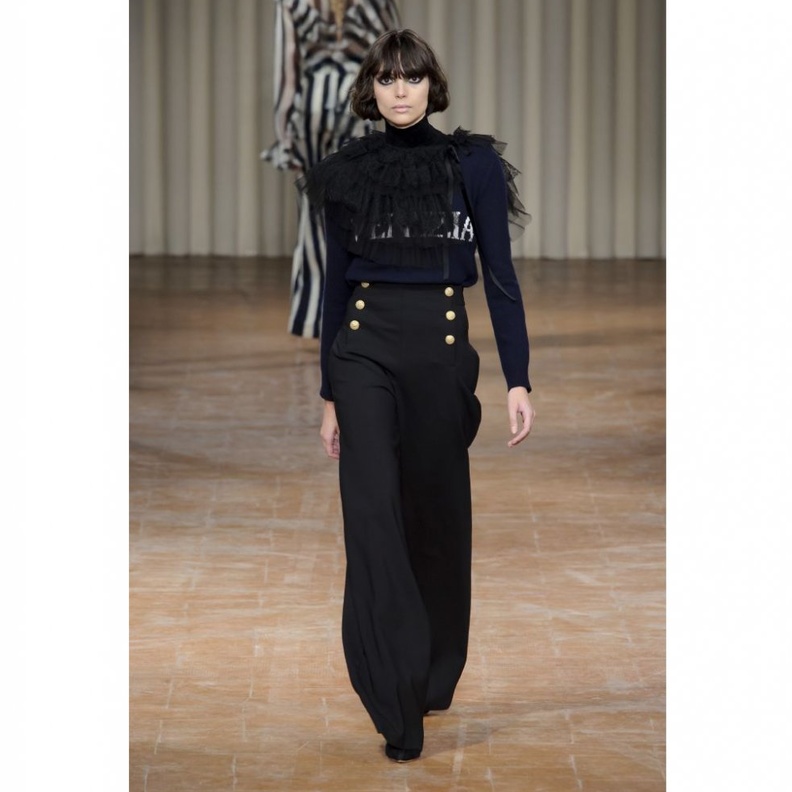 اللون الاسود والتّصاميم القصيرة تليق بأصحاب القامة القصيرة من الكسيس مابيي