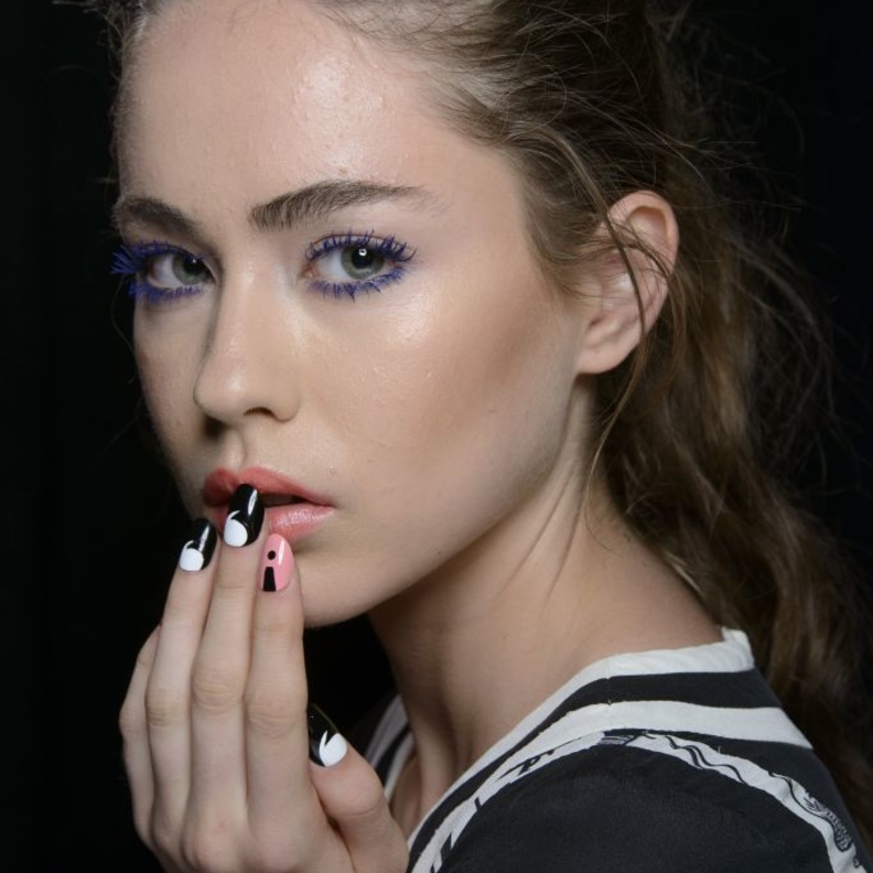 ألوان الأسود لن تغيب عن مناكير الأظافر