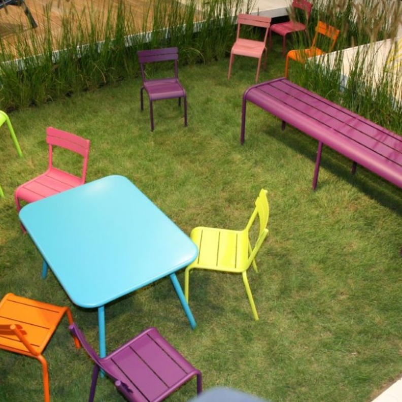 في ديكور الجلسات الخارجية الوسائد الملقاة تجذب الأطفال