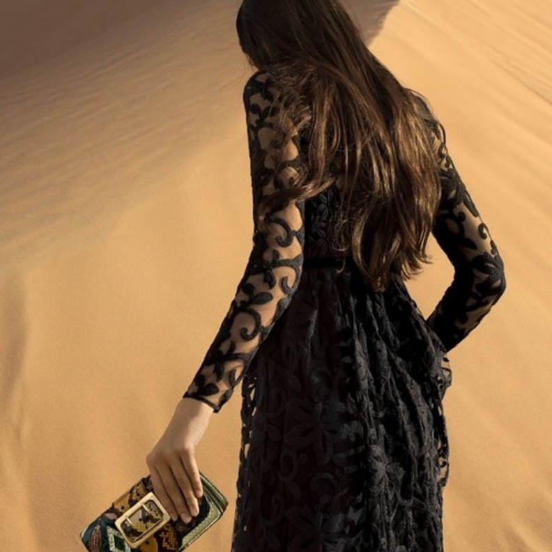 صندال أسود وذهبي