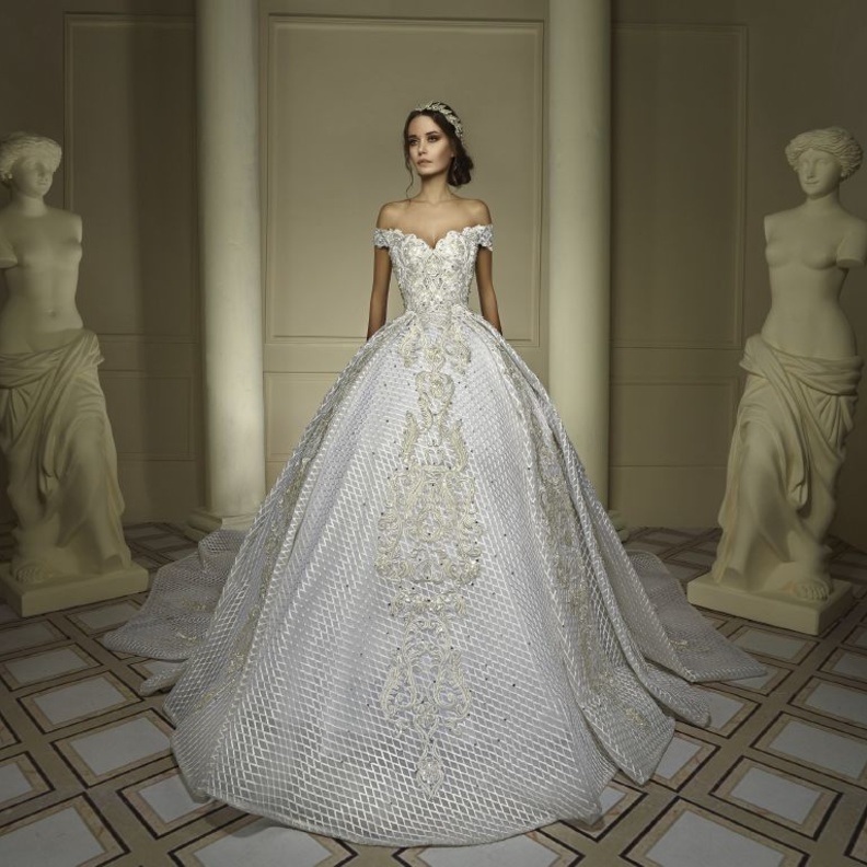 إستخدم المصمم نجا سعادة أقمشة عديدة و مختلفة في مجموعة فساتين الزفاف لربيع 2017