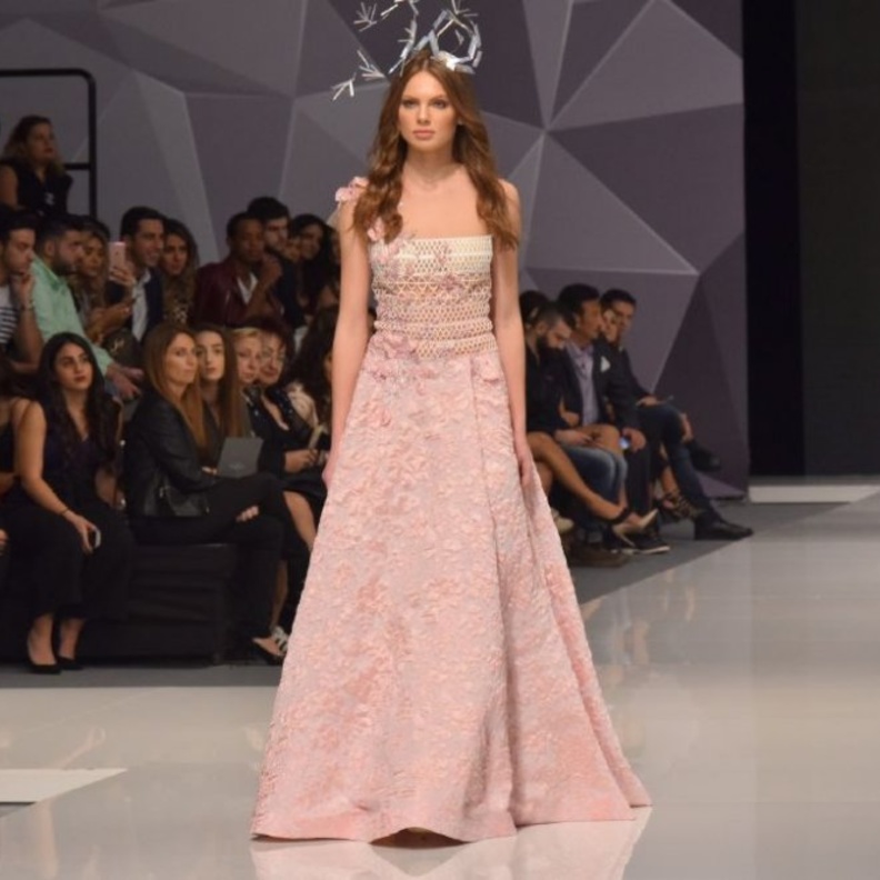 إطلالات راقية و ناعمة بفساتين الخطوبة باللون الزهري من مجموعة حنا توما