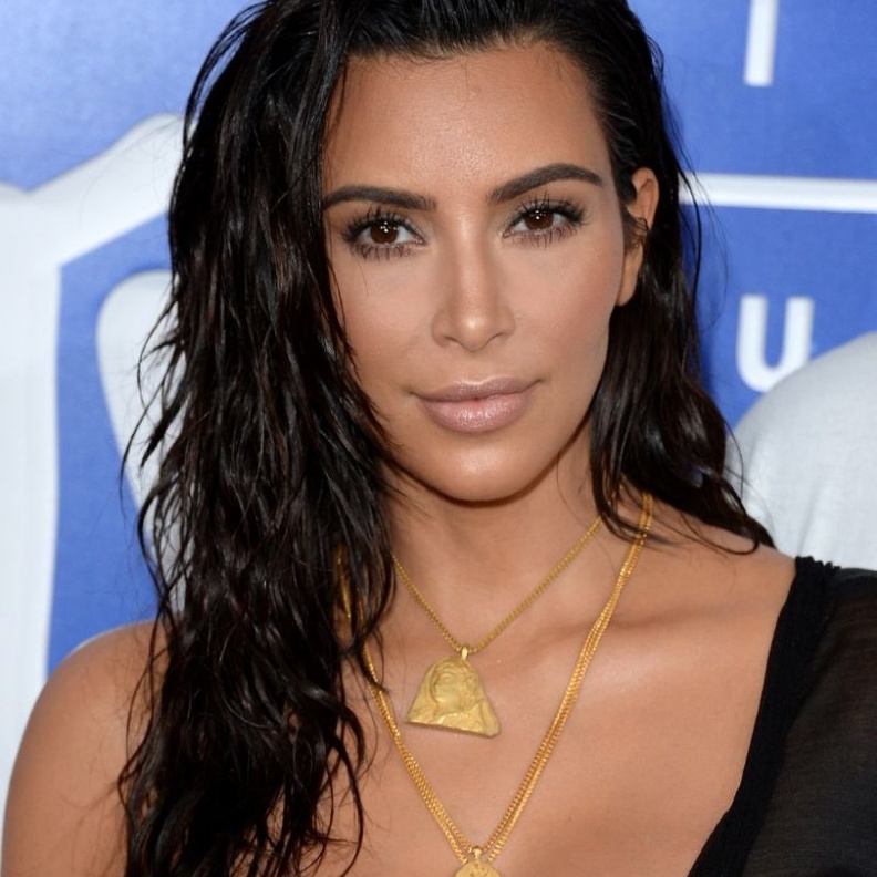 جيجي حديد اعتمدت هذه الإطلالة مؤخراً في المناسبات