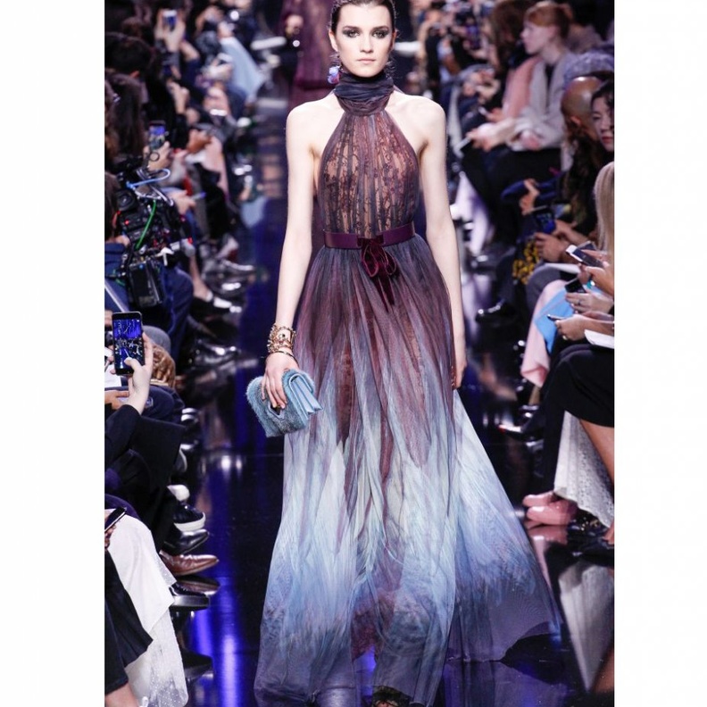 إطلالة مشرقة بفساتين ايلي صعب لحفلة الخطوبة من مجموعة خريف 2017