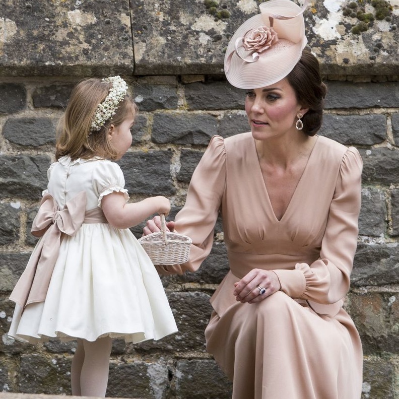 ازياء الاطفال الخاصة بالأميرة شارلوت مع الفساتين المطبعة بالورود