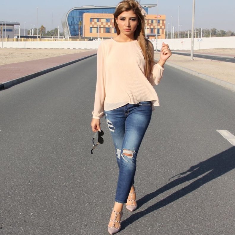 اعتمدت شهد الجينز الممزق بأسلوب أنيق مع توب هاديء بلون البيج وحذاء فالنتينو الشهير Rockstud