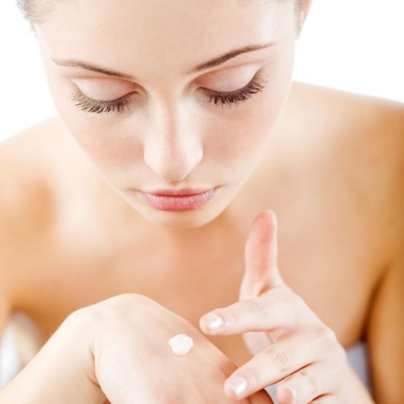 لا تهملي بشرتك أبداً، فهي تتعرض للكثير من العوامل الخارجية