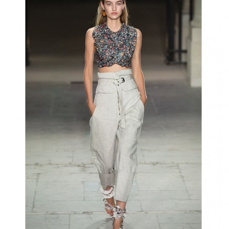 توبات مشرقة بقصة الكروب توب مع التنانير الطويلة من توري بورش Tory Burch