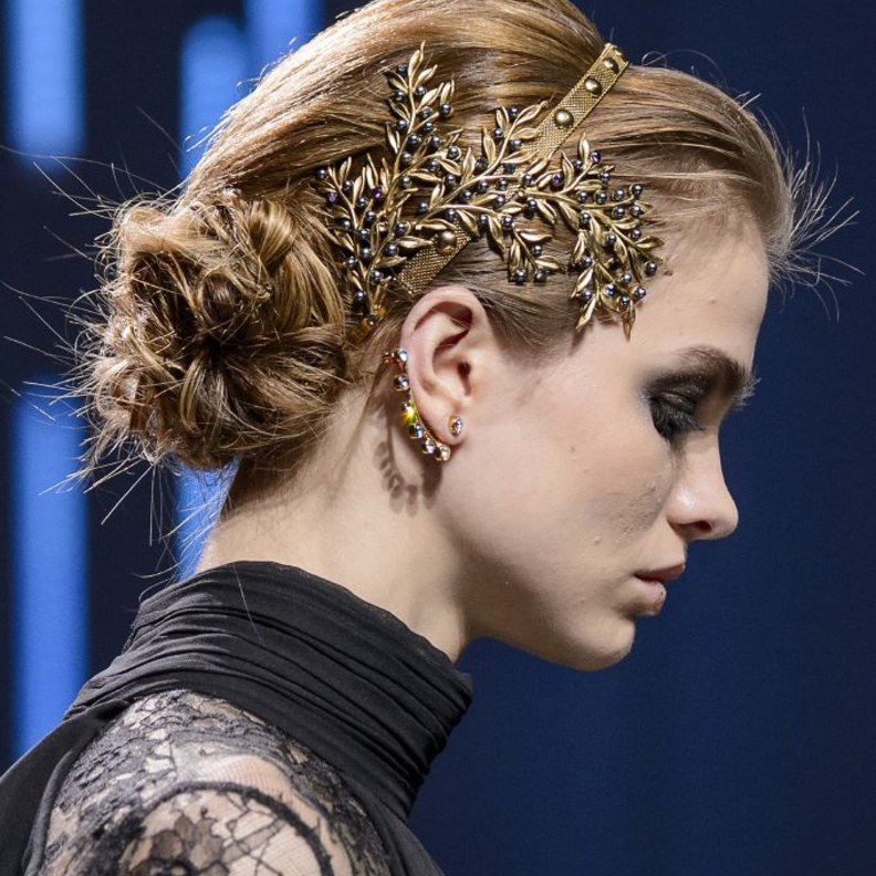 اكسسوارات الشعر مع الباند الكريستالي من دار ايلي صعب Elie Saab.