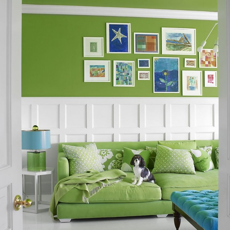 ألوان حوائط تختار الأزرق البنفسجي مع مصابيح إنارة تبرز اللون