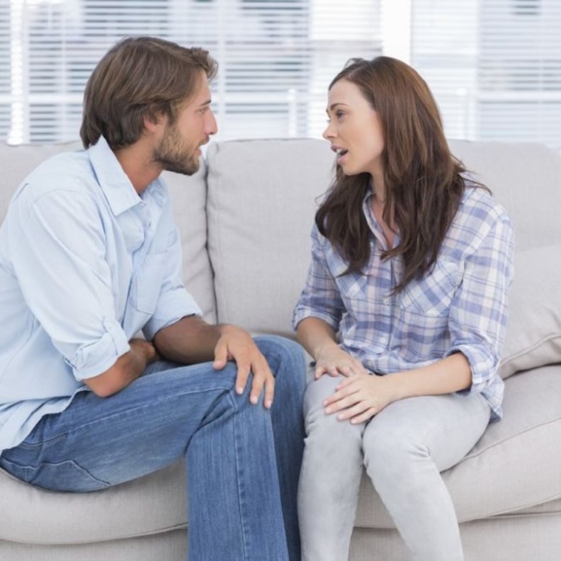 التودد للزوج باللمسات والحديث الهادئ للمصالحة الحميمية 