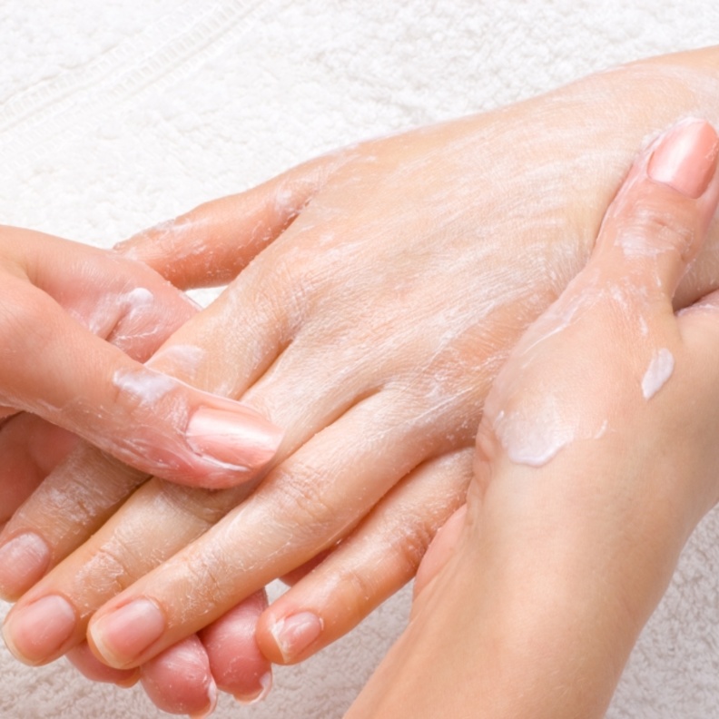 التقشير و الترطيب الدائم لليدين