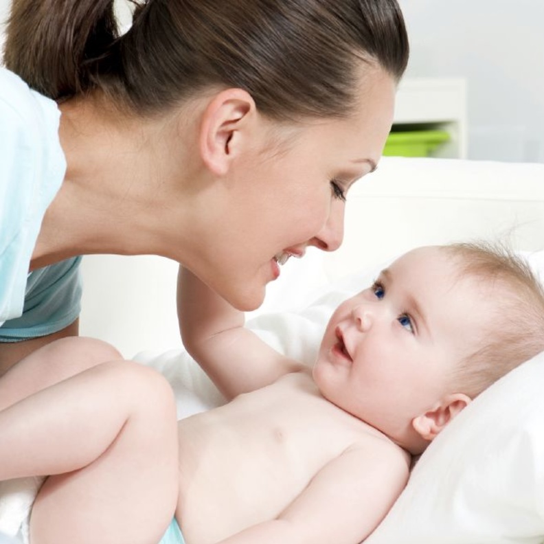 ما هو الوقت المناسب للتواصل مع الرضيع والتحدث إليه؟