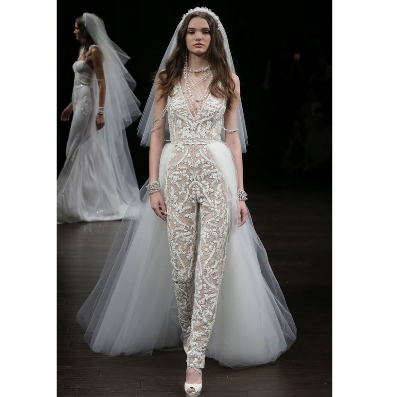 فستان بدون أكمام من ايلي صعب