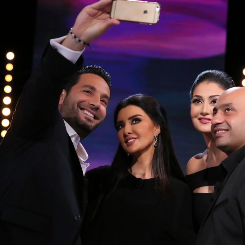 سيلفي غادة عبدالرازق مع فريق البرنامج