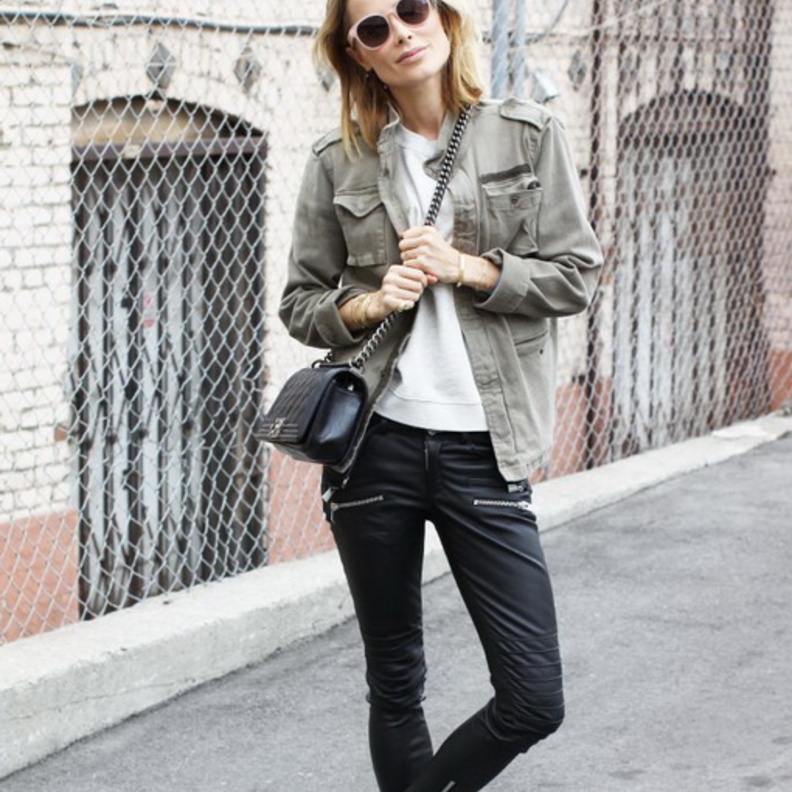 اختاري سروال الجلد ذو الأرجل الواسعة لاطلالة عصرية 