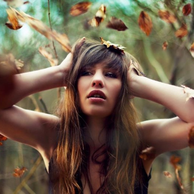 العروس المصابة باكتئاب الخريف يسيطر عليها الحزن وترغب بالبكاء