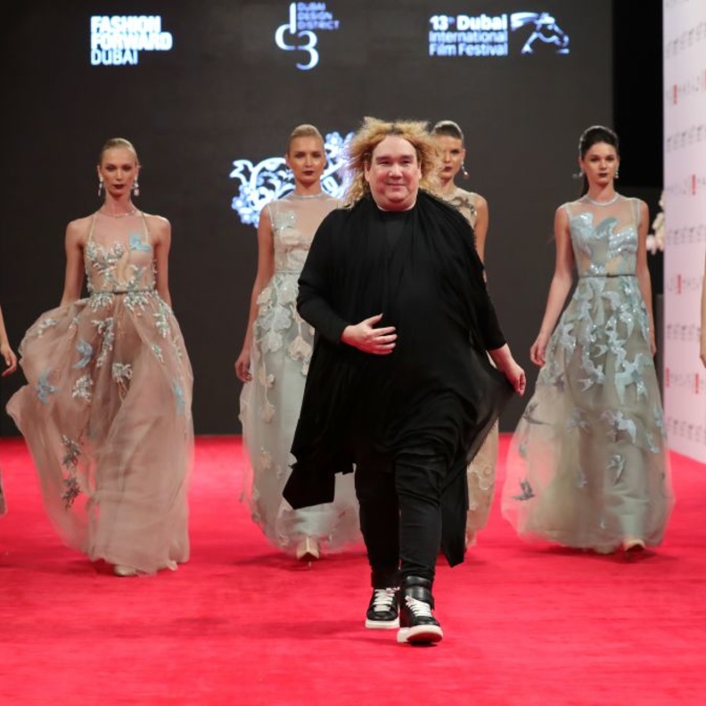 المصمم أماتو أمام مجموعته