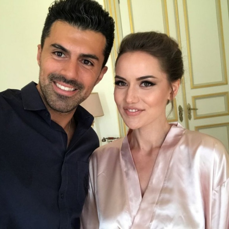 المصمم التركي راشد باغزيباغلي مع الممثلة فهرية افجين