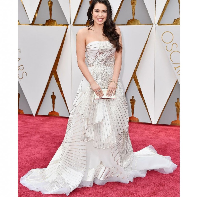 المغنية Auli'i Cravalho في فستان ابيض فخم من تصميم Rubin Singer لحفل اوسكار 2017