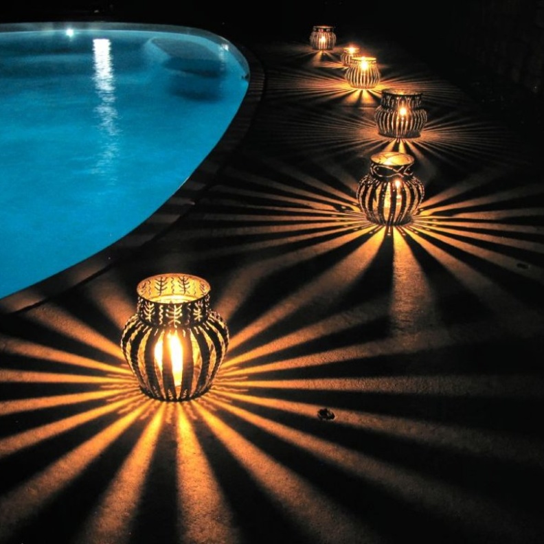 الورود هي الحاضر الابرز لتزيين بركة السباحة في حفلات الزفاف