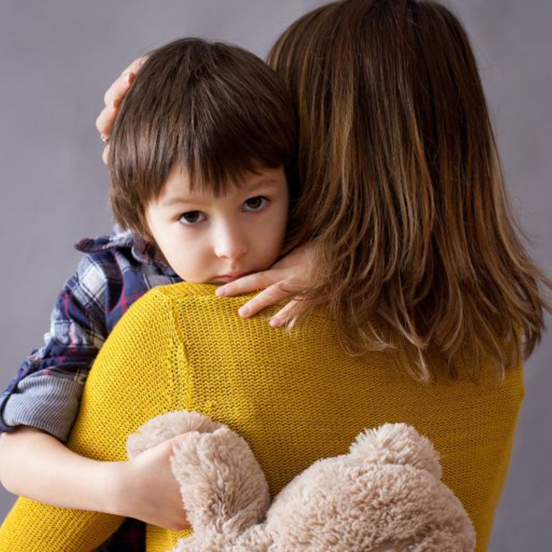 اهمية احتضان الاطفال وتاثيره على نفسيتهم 