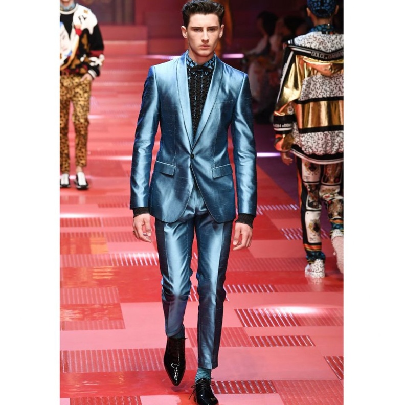 بناطيل مقلمة عرضتها دار فيرزاتشي Versace