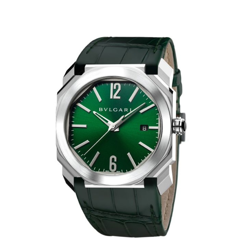 تتميز الساعة بوجه أخضر في غاية الفخامة