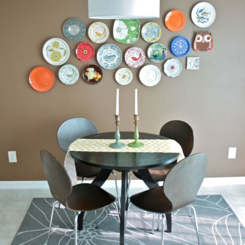 الكراسي المميزة حول طاولة دائرية من الزجاج في غرفة الطعام.