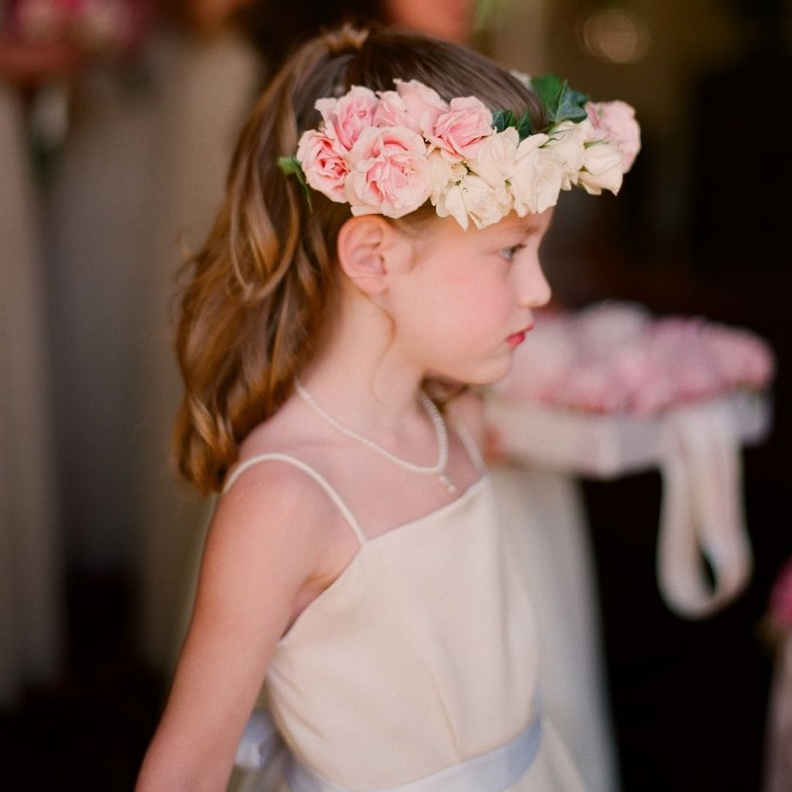 تسريحة منسدلة مع وردة جانبية جميلة