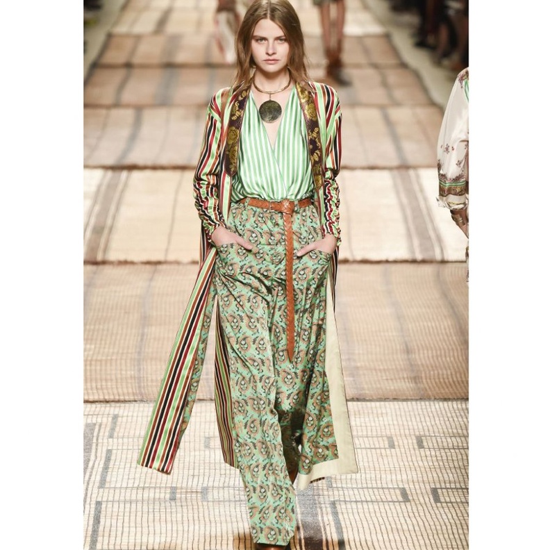 بناطيل واسعة مشجرة بألوان الاخضر المتداخل مع زخرفات الورود الناعمة على خطى دار ‏Agnes‏