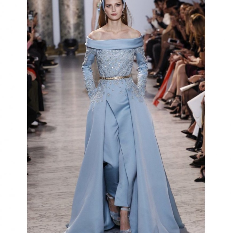 تصميم مبهر يجمع الرقي والفخامة بقصّة الأكتاف المنسدلة مع شكّ ناعم وبرّاق زيّن الجزء العلوي